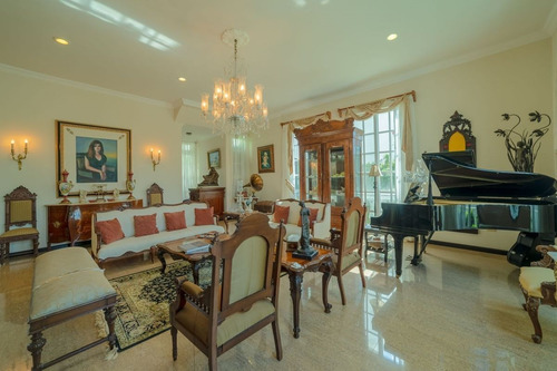 Residencial En Venta En Lagos Del Sol ( Estilo Neoclasica)