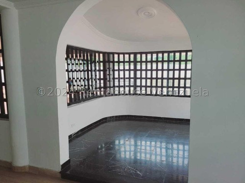 Casa Moderna Totalmente Remodelada, Con Amplios Espacios Iluminados Colinas De Guataparo 24-23018