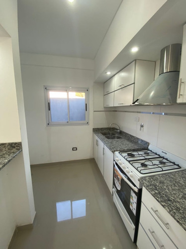Imagen 9 de 15 de Complejo De Duplex 3 Amb C/ Coch. En Vta Lanus Este (411)