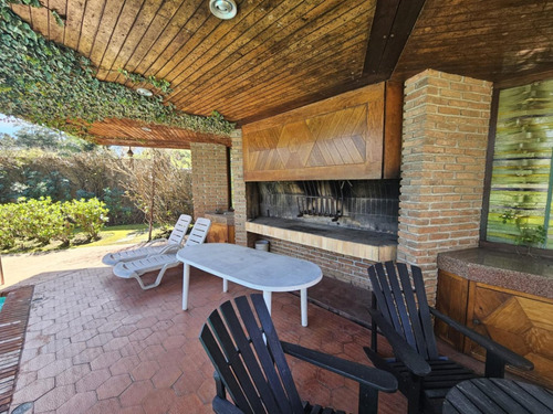 Sofisticada Casa En Venta En El Pinar Con Gran Parque Y Piscina.!!!!!