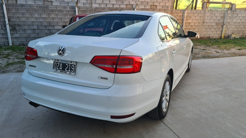 Imagen 4 de 18 de Volkswagen Vento 2.0 Advance Mt 2015