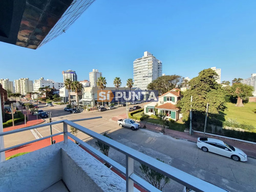 Venta Apartamento **renovado** 2 Dormitorios Y 2 Baños En Península Punta Del Este