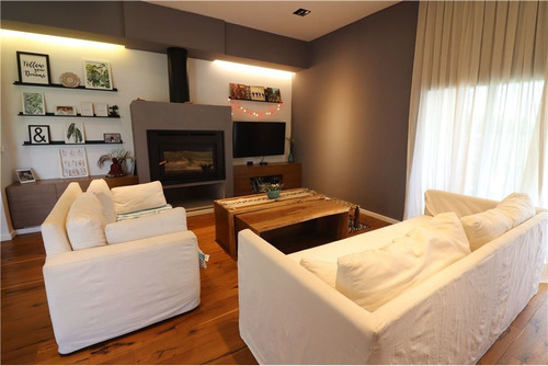 Venta Casa Santa Elena 5 Ambientes, 4 Dormitorios