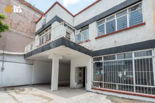 Casa De 4 Recamaras Con Uso De Suelo Comercial Y Jardín Junto Al Centro Médico La Raza