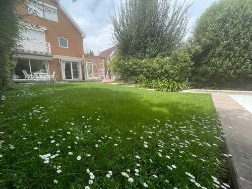 Condominio, Aislada, Cercano A Colegio!!!