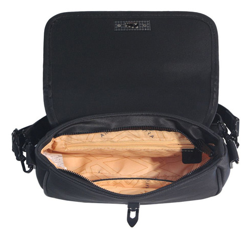 Carterita Bandolera Amayra Con Solapa De Salir Delicada Color Negro 67.c2620.1