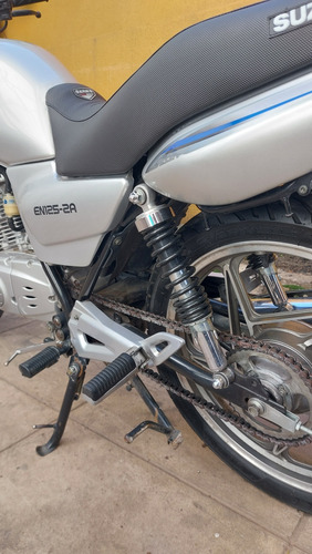 Suzuki En 125