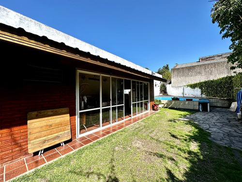 Casa 5 Ambientes En Dos Plantas Con Pileta Y Quincho En Banfield