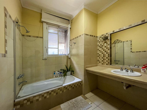 Piso Exclusivo De 5 Dormitorios Con 3 Baños Y Cochera