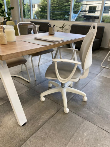 Silla de escritorio de Outlet Diva ergonómica gris perla y blanca con tapizado de marathon