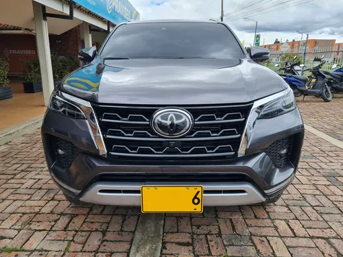 Toyota Fortuner SRV 2.4cc Diesel 4X2 AT AA