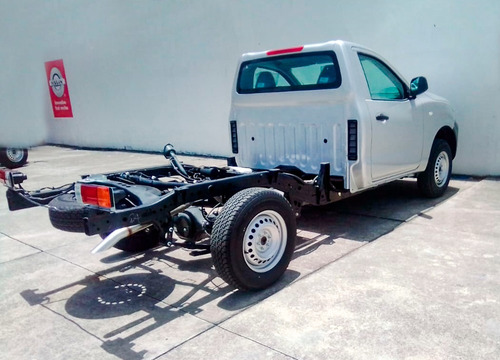 Imagen 6 de 9 de Nissan Np300 2021 2.5 Chasis Cabina Dh Pack Seg Mt