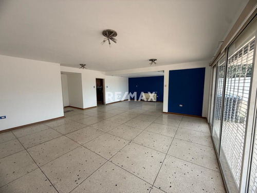 Venta Casa De Un Nivel. Terraza Con Vista Privilegiada. Urbanización Caurimare.