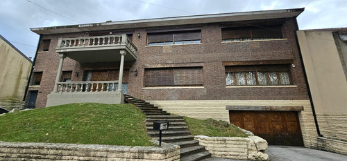 Imponente Residencia En El Corazón De Olivos.
