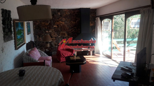 Excelente Ubicacion Para Vivir Todo El Año! Casa En Venta Zona De Playa Mansa Cerca De La Playa- Ref: 5601