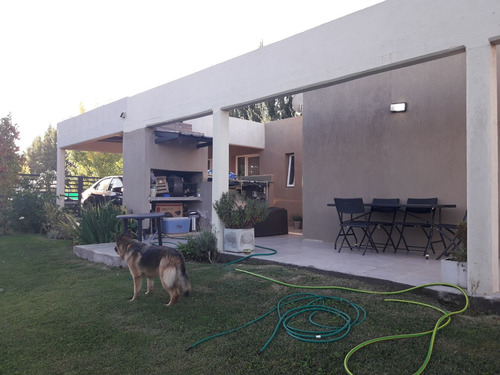 Casa En Venta De 2 Dormitorios Con Pileta En Manzanar Kossman En Cipolletti