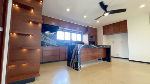 Residencia De Lujo En Venta Ubicada En La Privada Bosques De Altabrisa, Merida.