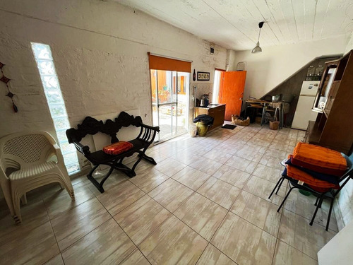 Gran Casa De Estilo Sobre Bvar. Artigas De 6 Habitaciones, 2 Baños Jardín Y Barbacoa, En Impecable Estado. Cuenta Con Garaje Para Un Auto