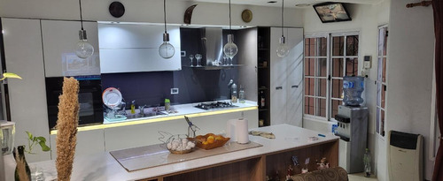 Casa En Venta - 5 Dormitorios 2 Baños - 180mts2 - Rafael Castillo