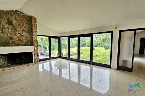 Venta De Casa 3 Dormitorios Y Servicio En El Golf Punta Del Este