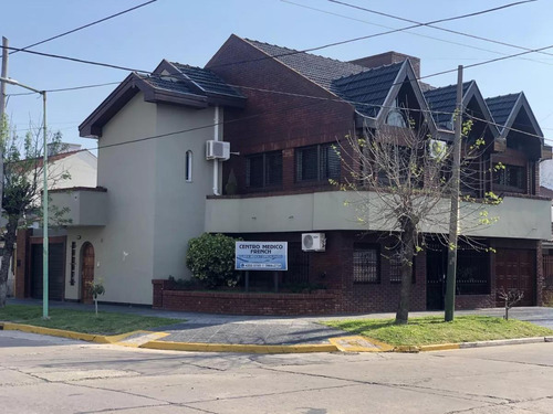 Casa En Venta - 4 Dormitorios 5 Baños - Cochera - 250mts2 - Lomas De Zamora