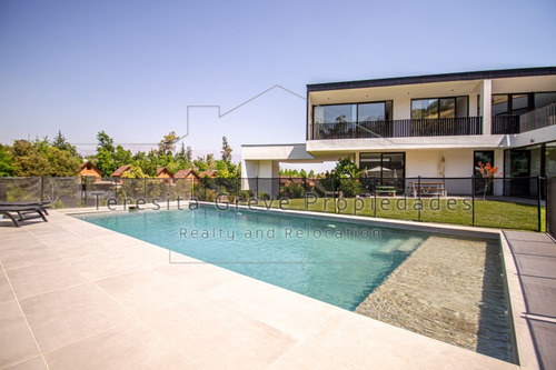 Espectacular Casa Emplazada En Gran Terreno Los Trapenses
