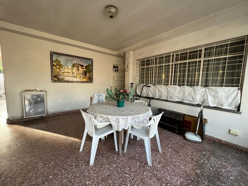Hermosa Casa En Venta De Cuatro Ambientes Sobre Goleta Espora Al 6600 B° Piedrabuena
