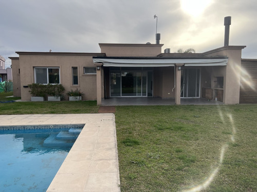 Hermosa Casa En Una Planta En El Canton Golf Con Piscina  Y Jardin 