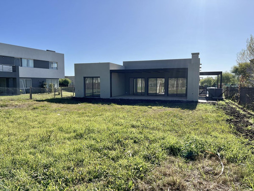Imagen 17 de 30 de Moderna Casa A Estrenar Con Detalles De Categoria En Pilar Del Este, Barrio Santa Elena.
