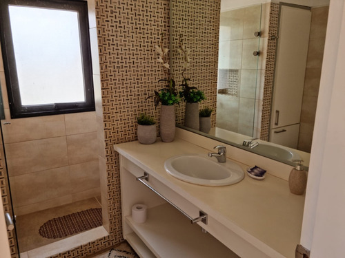 Casa En Venta De 2 Dormitorios C/ Cochera En Pinares