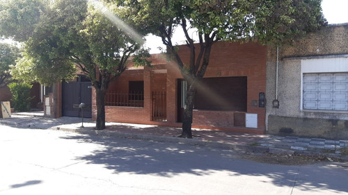 Imagen 3 de 25 de Vendo O Permuto Casa C/local Comercial Y Dpto En B° Los Plátanos