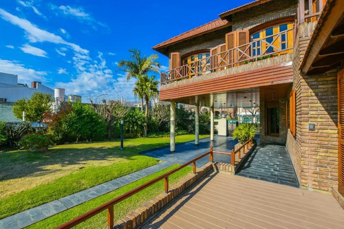 Imagen 4 de 30 de Venta Imponente Casa De 4 Dormitorios Enorme Jardin - Rosario, Santa Fe.