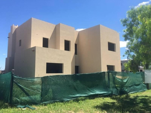 Imagen 4 de 12 de Lindisima Casa En Venta De 2 Pisos Con Pileta A La Laguna!