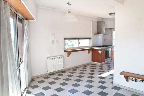 Departamento En Venta - 2 Dormitorios 2 Baños - Cochera - 82mts2 - Monte Grande, Echeverría