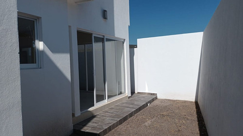 Se Vende Casa En El Encino, Pasillo Lateral, Estudio O 4ta Rec En Pb, Lujo
