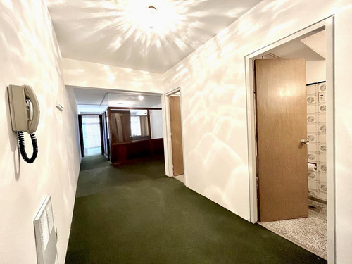 Amplia Oficina En Venta En Ciudad Vieja Montevideo
