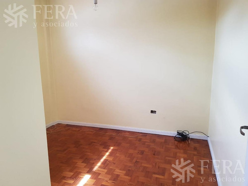 Venta De Casa 5 Ambientes Con Cochera Cubierta Y Patio En Don Bosco (26796)
