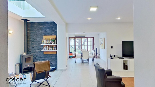 Venta Casa De 6 Ambientes Con Jardín Y Terraza En Colegiale