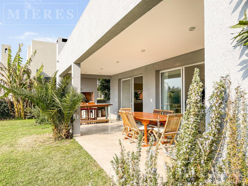 Espectacular Casa Sobre Lote A La Laguna En San Matías Área