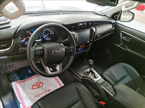 Toyota Hilux SW4 2.8 D-4D TURBO DIESEL SRX 4X4 AUTOMÁTICO