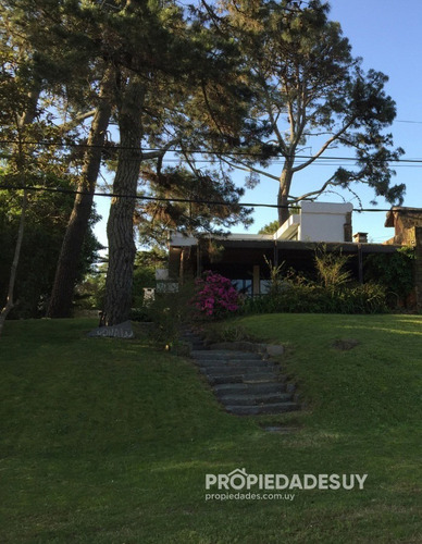 Casa En Venta De Cuatro Dormitorios Con Parrillero Y Garaje- Ref: 795