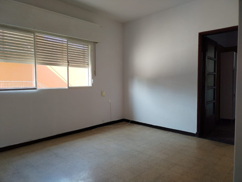 Atención Inversionistas!!! 2 Apartamentos En Un Mismo Padron, 1, De 2 Dormitorios, Li./com, Coc. C/oficce Y Baño. Otro; Liv/com, 1 Dorm, Kitchenette, Baño Y Lindo Patio!!! Documentacion En Regla
