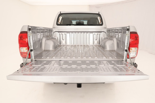 Imagen 11 de 15 de Toyota Hilux 4x2 Sr 2.4 Tdi 150cv 6m/t