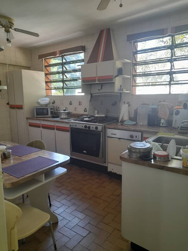 Espaciosa Casa-quinta Ubicada En Calle Cerrada En Colinas De Bello Monte