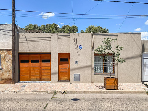Casa De Dos Dormitorios Con Psicina Y Quincho En Venta A Dos Cuadras De Pellegrini