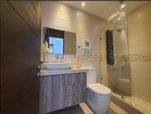 Venta De Espectacular Casa En Hacienda Chacabuco 5 Dorm.