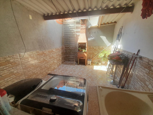 Casa De 7 Cômodos,2 Quartos 2 Banheiros 3 Salas