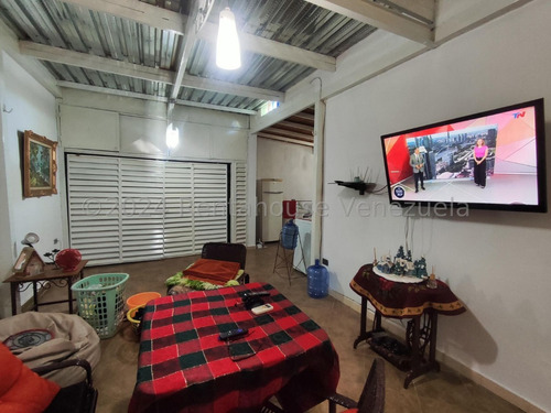 José Trivero Vende Hermosa Casa Ubicada En Excelente Zona De Cabudare, Cuenta Con Tanque Subterraneo
