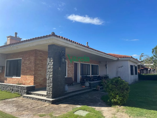 Venta Casa En Atlantida, 4 Dorm, 3 Baños, Estufa Leña, Vista Al Mar