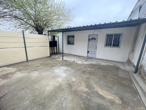 Alquiler De Hermoso Apartamento Punta De Rieles, Tipo Casita, Lugar Para 2 Autos, 1 Dormitorio, Patio, Sin Gastos Comunes, A Nuevo!! Muy Segura